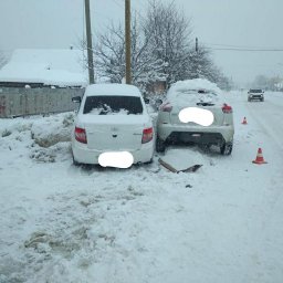 Две отечественные легковушки приземлились в сугроб в посёлке Мостовском