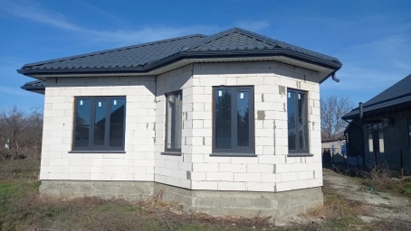 В административном центре пгт. Мостовского продается новый газоблочный дом пл. 98 кв.м