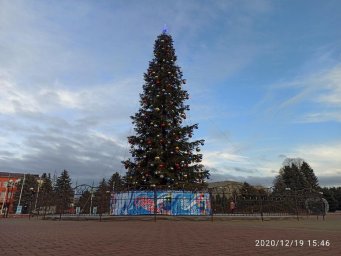 ​В районном центре на площади Мира завершены работы по украшению Новогодней ели.