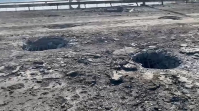 Обстрелянный ВСУ мост в Херсоне закрыли для грузового транспорта Обстрелянный ВСУ мост в Херсоне закрыли для грузового транспорта